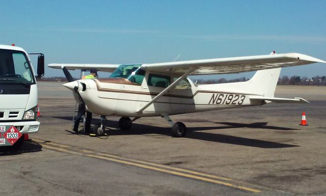 Cessna Skylane (N61923) - Easter Sunday fuel stop