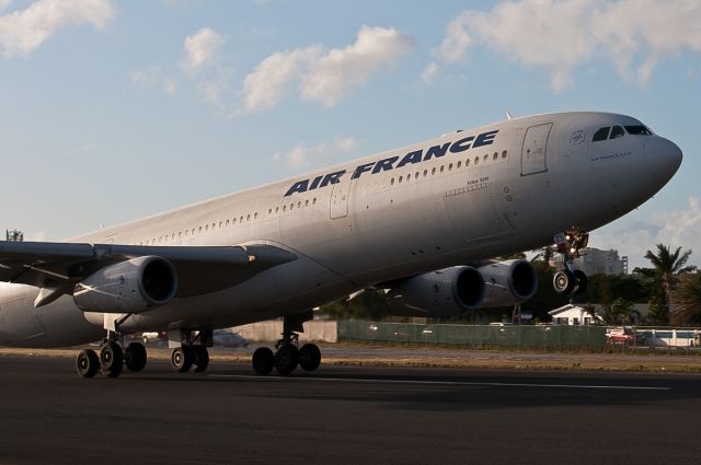 Airbus A340-300 (F-GLZS)