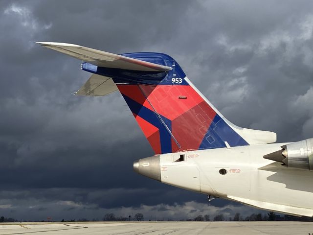 Canadair Regional Jet CRJ-900 (N604LR)