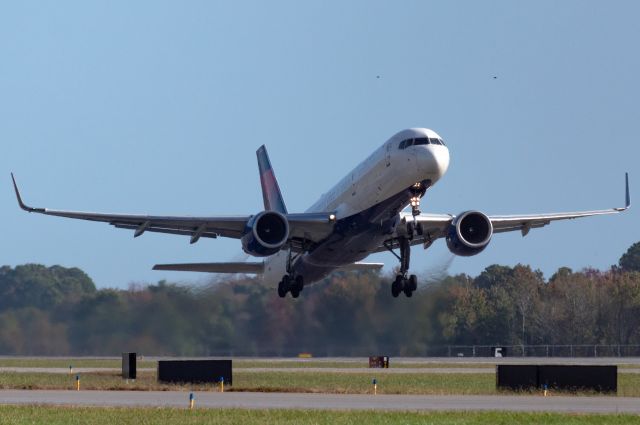 Boeing 757-200 (N6704Z) - Delta 757-200 blasting off out of a Autumn backdrop at Norfolk International Airport in Norfolk, Virginia. 11/05/2022