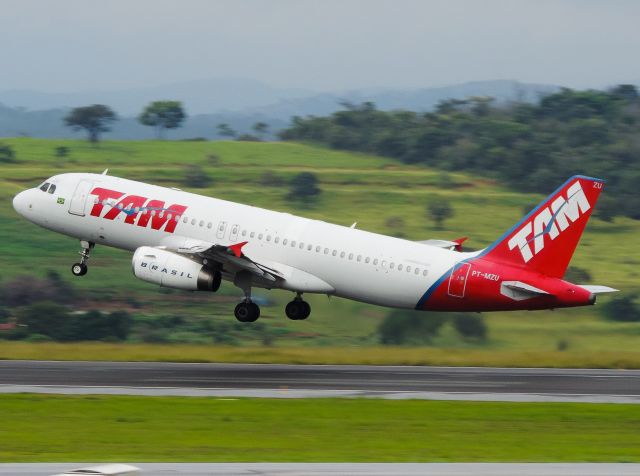 Airbus A320 (PT-MZU)