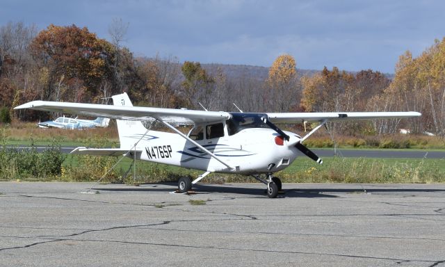 Cessna Skyhawk (N476SP) - Pretty things at small airfields