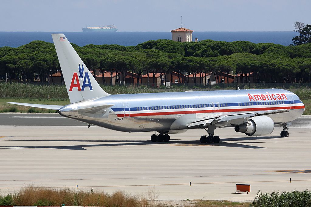 BOEING 767-200 (N371AA)