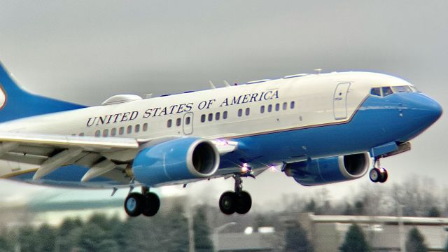 Boeing 737-700 (01-0015) - 01-0015 arriving at KVPZ from Andrews with the FLOTUS and U.S. Deputy Secretaries of Energy & Labor’s onboard for their appearance at Ivy Tech’s Valparaiso campus.br /br /This aircraft is a 2001 Boeing C-40B (737-7DM(WL)BBJ), SN 32916, owned/operated by the United States Air Force. 3/6/23. 