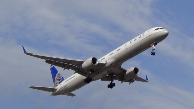 BOEING 757-300 (N56859) - N56859 United Airlines Boeing 757-324(WL) - cn 32818 / ln 1043br /br /Shot on 8-11-13 at the P6 Economy Long Term Lot - on airport