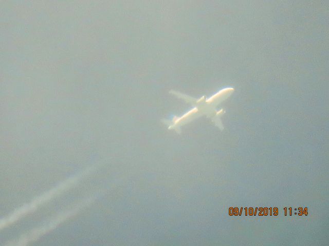 Airbus A320 (N466UA)