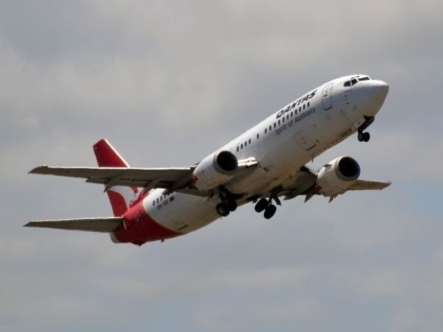 BOEING 737-400 (VH-TJU) - Getting airborne off runway 23 - Monday 19th Dec. 2011