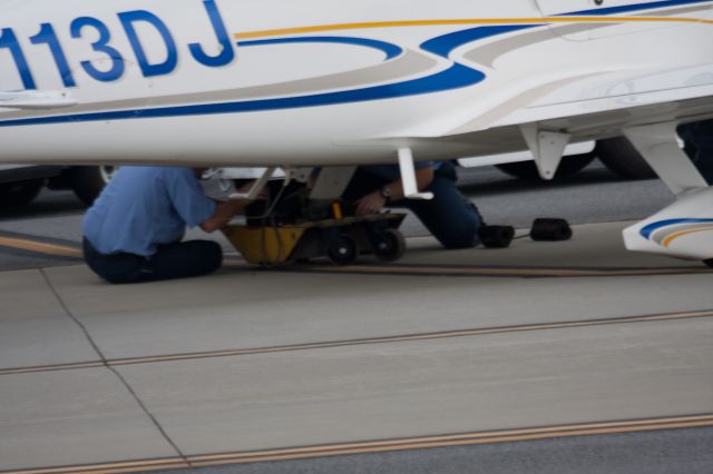 Cirrus SR-22 (N113DJ) - Flat tire