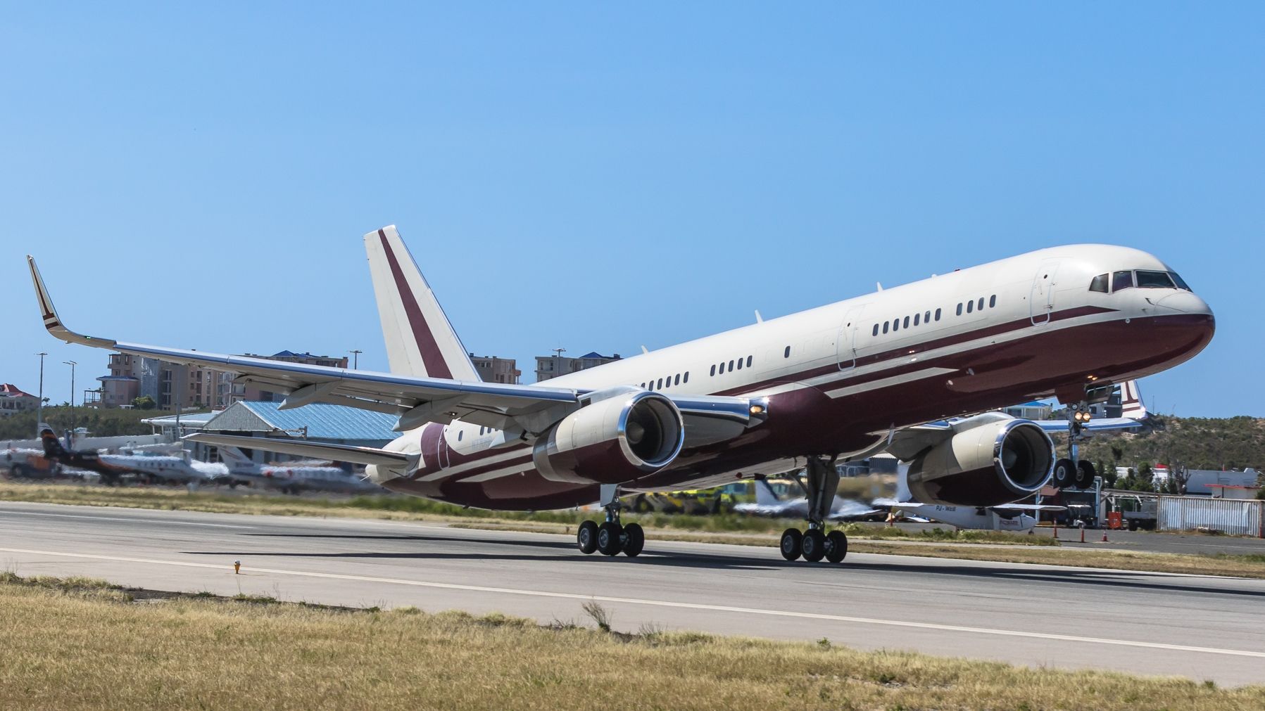 Boeing 757-200 (N77BB) - N77BB leaving TNCM St Maarten.