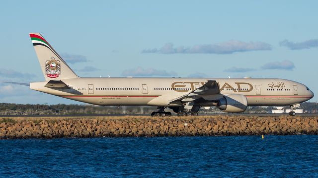 BOEING 777-300 (A6-ETS)