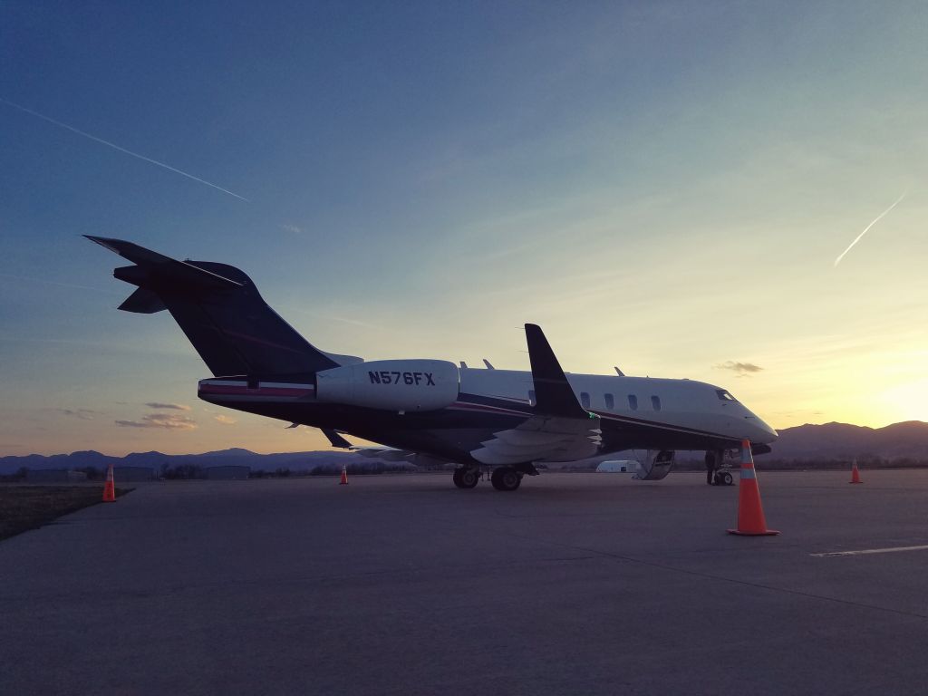 Bombardier Challenger 300 (N576FX)