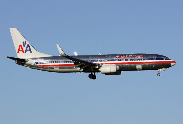 Boeing 737-800 (N906NN) - American Airlines landing in DCA as the sun starts to set.