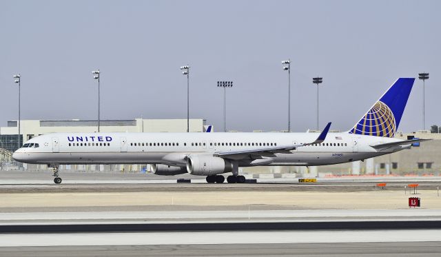 BOEING 757-300 (N75851) - United Airlines Boeing 757-324 N75851 (cn 32810/990)  Las Vegas - McCarran International (LAS / KLAS) USA - Nevada, March 18, 2011 Photo: Tomás Del Coro