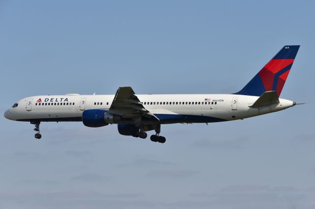 Boeing 757-200 (N664DN) - 5-L 04-11-25