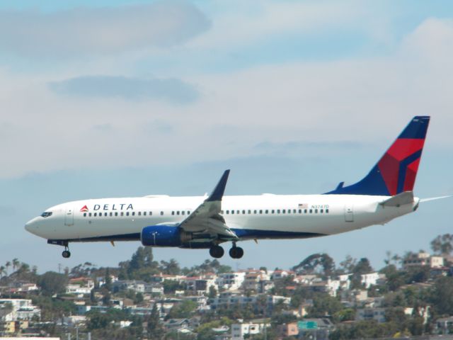 Boeing 737-800 (N3747D)