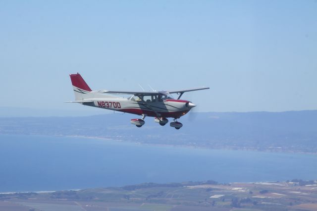 Cessna Skyhawk (N837DD) - Flying east from the Watsonville area, Pacific Ocean and Santa Cruz area in the background.