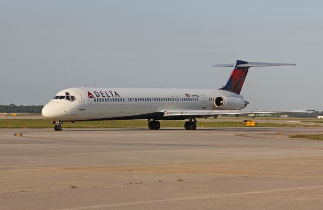 McDonnell Douglas MD-88 (N927DA)