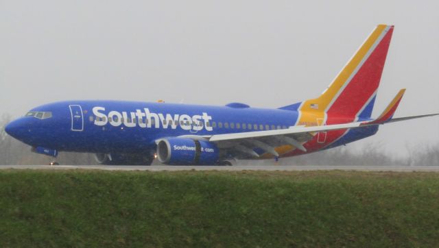 Boeing 737-700 (N463WN) - Select FULL for HD. Snowy landing in April!