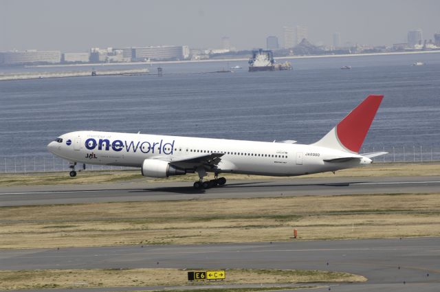 BOEING 767-300 (JA8980) - Departure at Tokyo Haneda Intl Airport Rwy34R on 2012/03/20 "One World c/s"