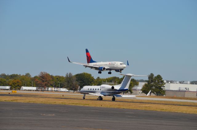 Boeing 737-700 (N310DE) - N310DE Arriving on Runway 18L at Huntsville