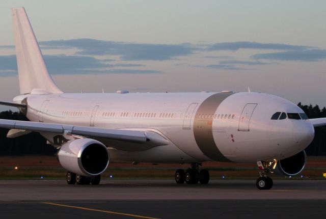 Airbus A330-200 (A7-HHM)