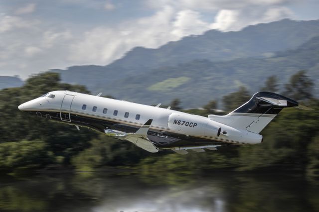 Bombardier Challenger 300 (N670CP)