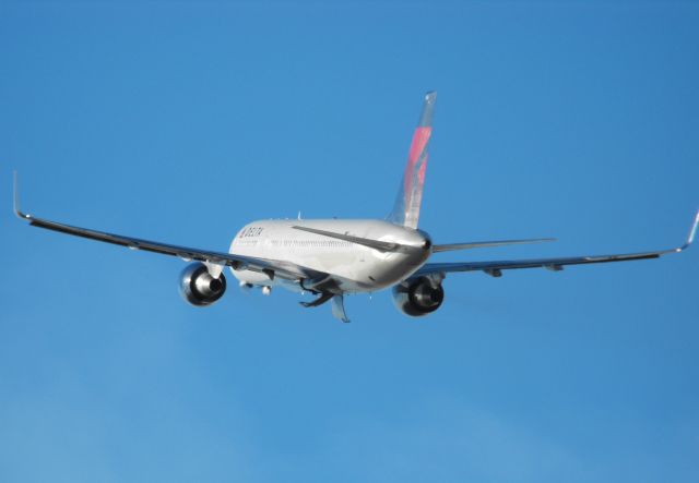 Boeing 757-200 (N660DL) - Delta 757 departing RWY 27 after dropping off the NC State football team