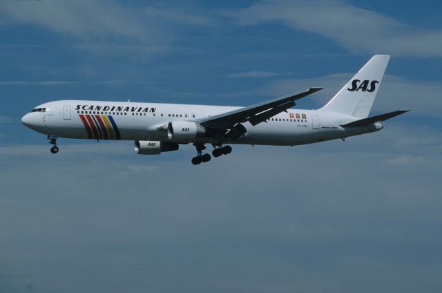 BOEING 767-300 (OY-KDN) - Final Approach to Narita Intl Airport Rwy34L on 1997/07/09