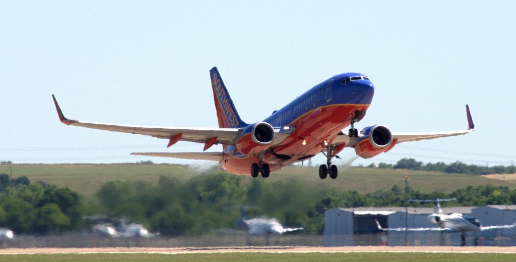 Boeing 737-700 (N215WN)
