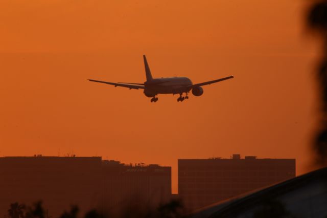 BOEING 777-300ER (HB-JNB)