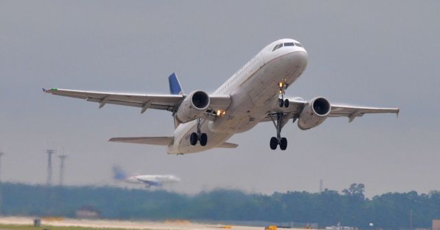 Airbus A320 (N420UA)