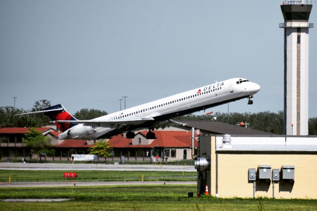 McDonnell Douglas MD-90 (N925DN) - Final MD90 departure out of the Buffalo Niagara International Airport... this will be the 3rd to last revenue flight for N925DN