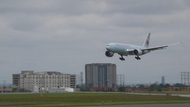 Boeing 777-200 (C-FIVK)