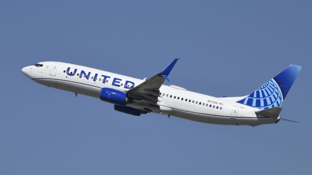 Boeing 737-800 (N37290) - Departing LAX on 25R