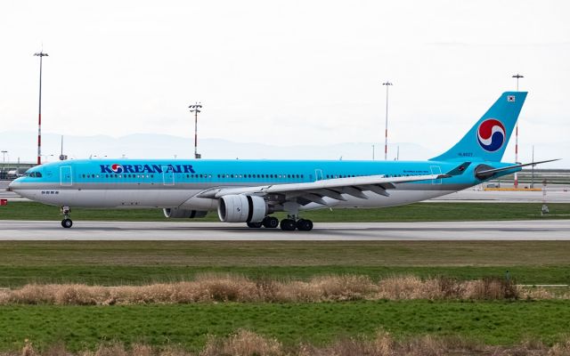 Airbus A330-300 (HL8027)