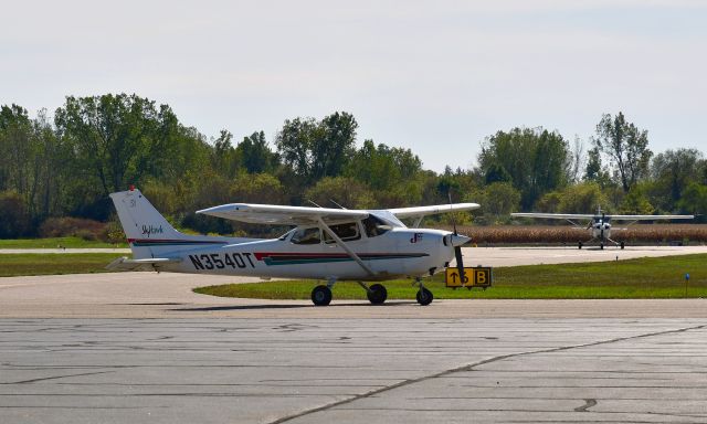 Cessna Skyhawk (N3540T) - Cessna 172R Skyhawk N3540T in Ann Arbor 