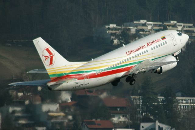 Boeing 737-700 (LY-AZY)