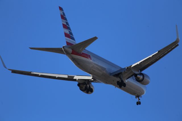 BOEING 767-300 (N373AA)