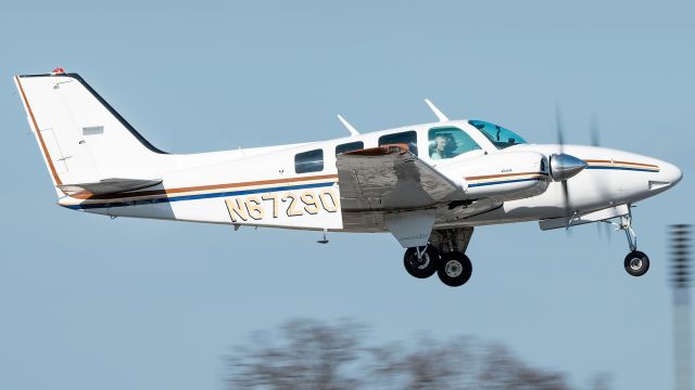 Beechcraft Baron (58) (N67290) - N67290 climbing out of Martin State Airport's runway 15 for a flight to Siler City 