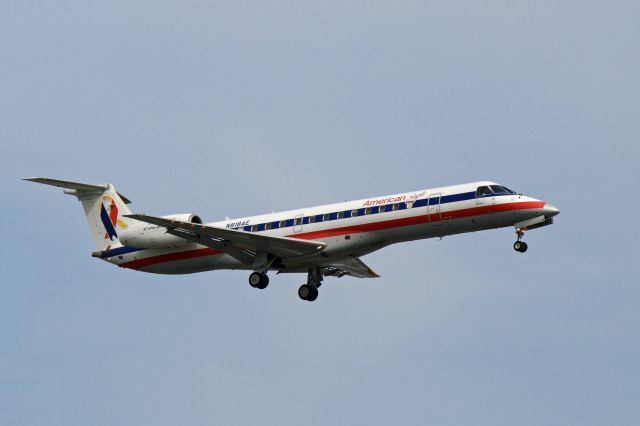 Embraer ERJ-135 (N818AE)