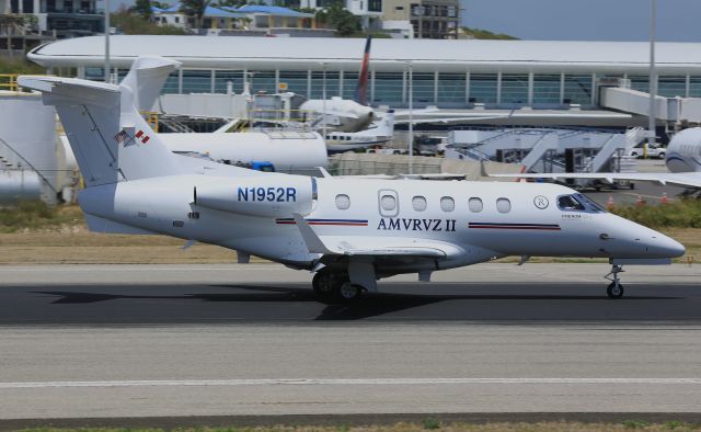 Embraer Phenom 300 (N1952R)