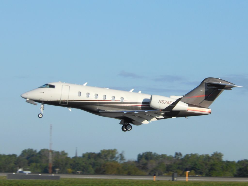 Bombardier Challenger 300 (N574FX)