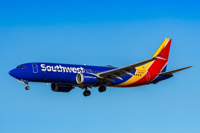 Boeing 737 MAX 8 (N8726H) - A Southwest Airlines 737 MAX 8 landing at PHX on 2/5/23. Taken with a Canon R7 and Tamron 70-200 G2 lens.