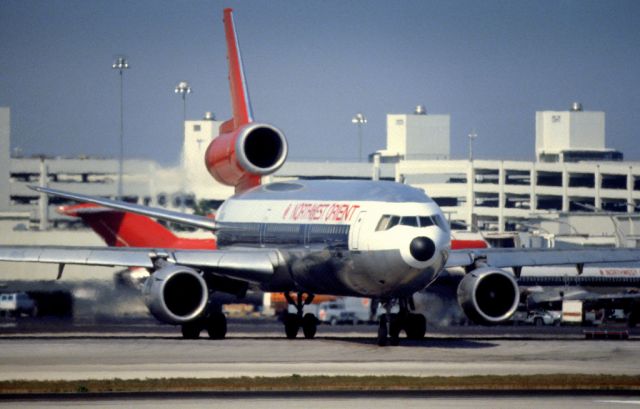 McDonnell Douglas DC-10 —