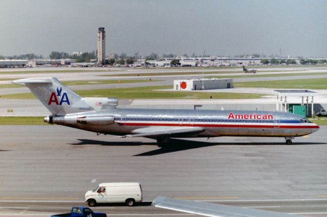 BOEING 727-200 (N899AA) - American Airlines Boeing 727-223/Adv, N899AA  at MIA/KMIA  November 1993