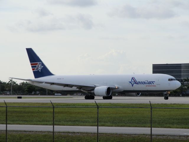 BOEING 767-300 (N316CM)