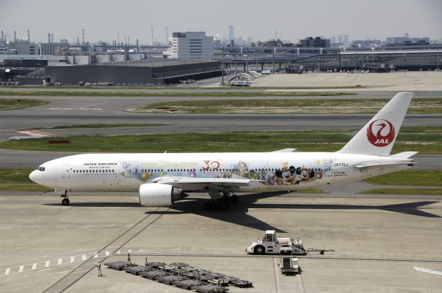 Boeing 777-200 (JA772J) - Taxing at Haneda Intl Airport on 2013/05/05 "No-2 JAL Happiness Express"