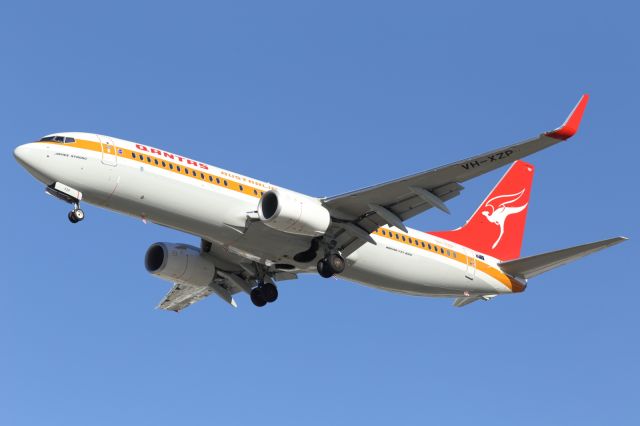 Boeing 737-800 (VH-XZP) - Qantas B738, approaching Townsville Airport, sporting the old "Flying Kangaroo" livery.