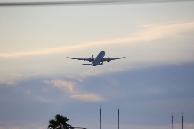 BOEING 777-300ER (F-GSQV)