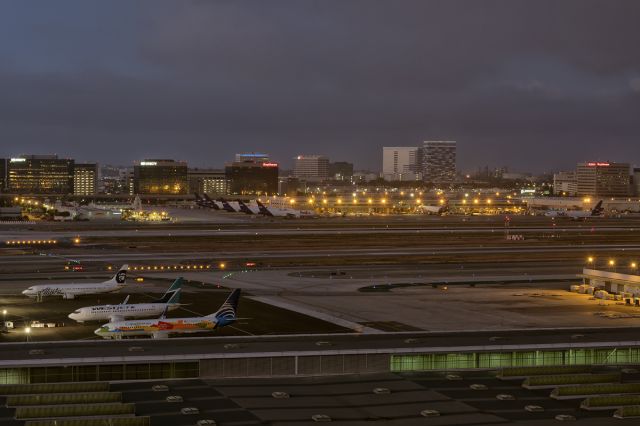 BOEING 737-400 (N786AS) - 26th July, 2015 ... nightfall in KLAX